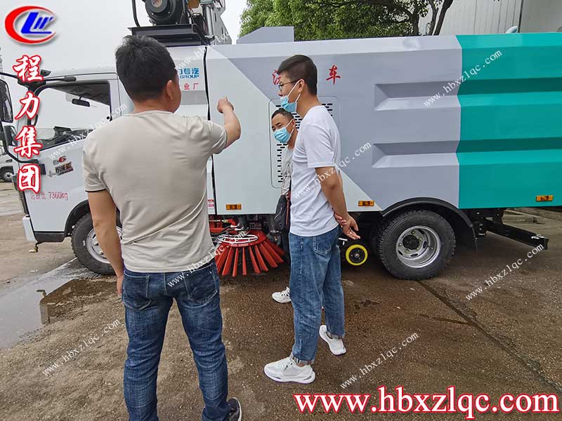 山東省長治市趙總千裏迢迢來程力集團參觀考察掃路車