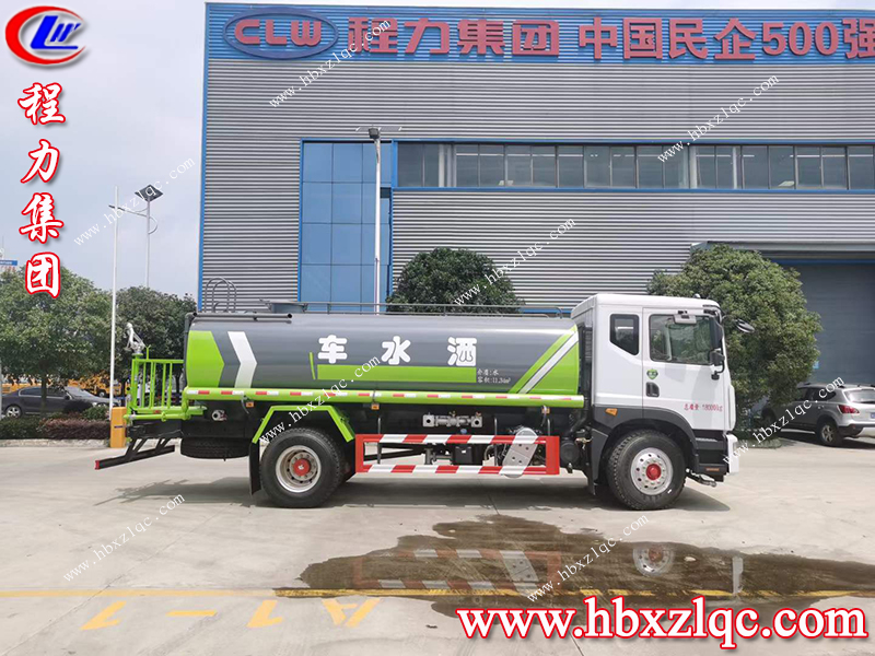 河南鄭州客戶不遠萬裏來程力集團訂購灑水車，客戶滿意是我們最大的動力